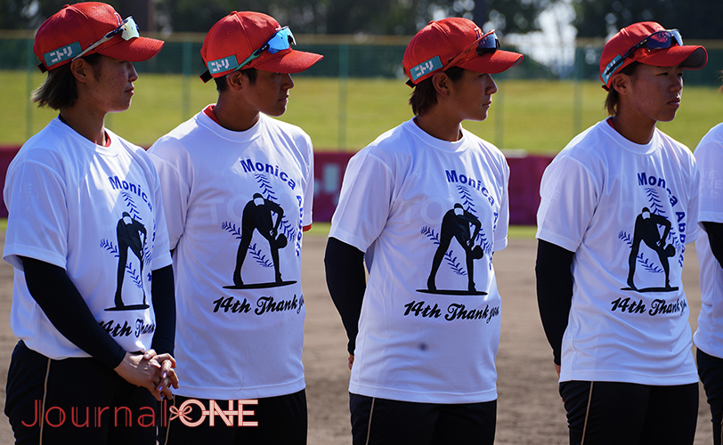 ソフトボール モニカ・アボット投手（トヨタ）の引退セレモニーで特製のTシャツをサプライズで着用したトヨタレッドテリアーズの選手達