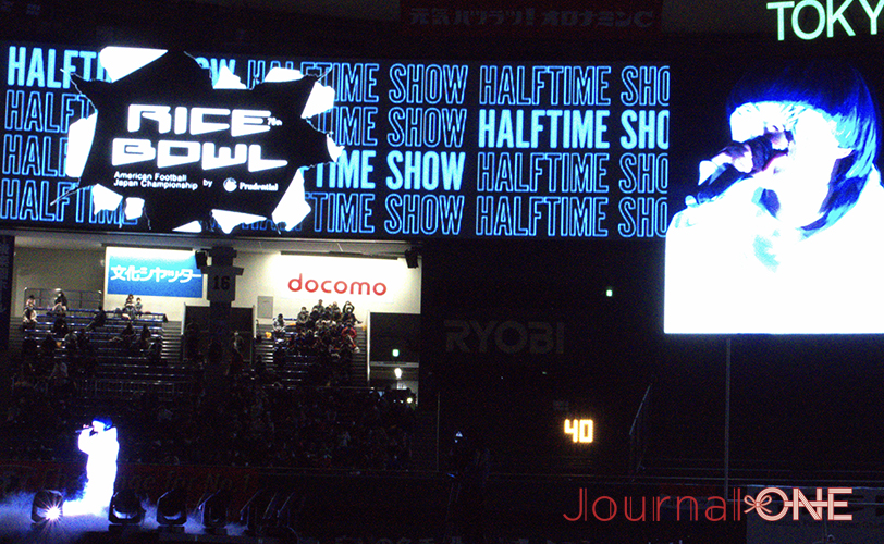 アメリカンフットボール RICE BOWL ハーフライムショーで歌声を披露するyama-Journal-ONE撮影