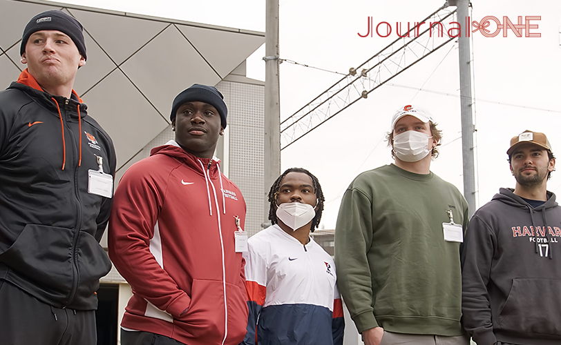 橘高等学校の生徒たちの前に登場したアメリカンフットボール アイビーリーグ選抜の選手たち -Journal-ONE撮影