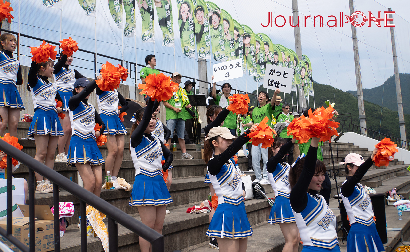 女子ソフトボール JDリーグ交流戦 西予ラウンドの応援席に愛媛大学チアリーディング部も参戦-Journal-ONE撮影