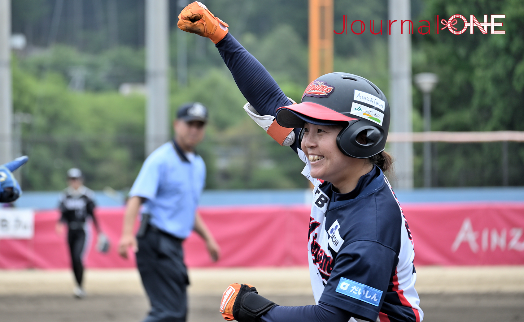 女子ソフトボール JDリーグ交流戦 ヒットを放つ大垣ミナモの西野 希美選手-Journal-ONE撮影