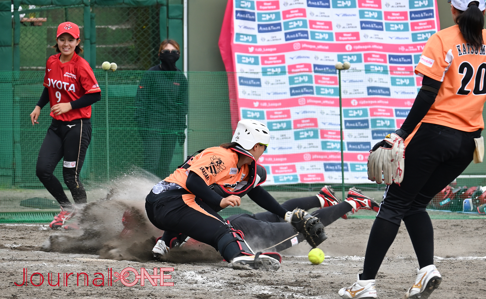 女子ソフトボール JDリーグ交流戦 予備節 トヨタレッドテリアーズ 同点のヘッドスライディングをみせる原田のどか選手-Journal-ONE撮影