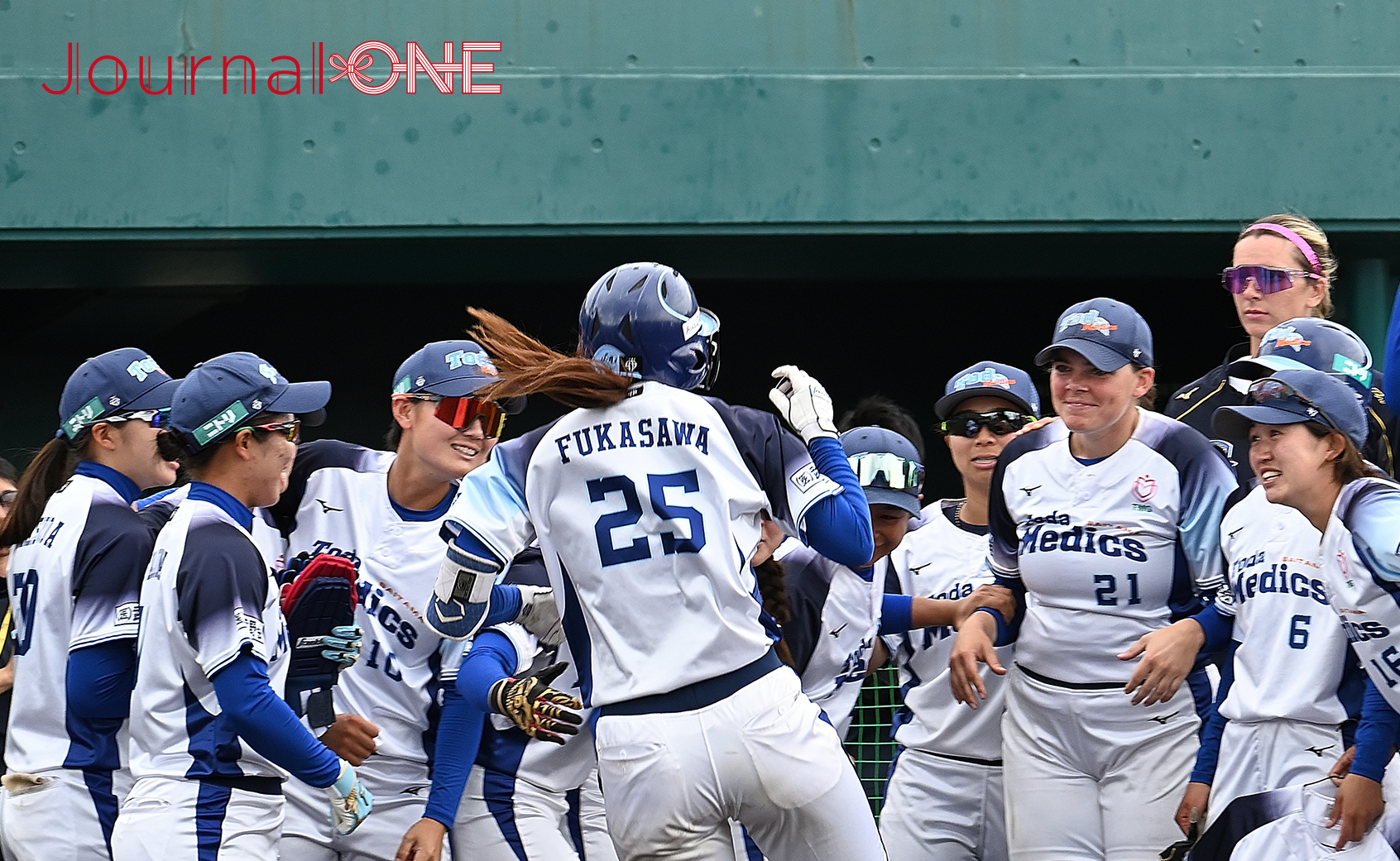 女子ソフトボール JDリーグ交流戦 勝ち越しのソロ本塁打を放った戸田中央メディックス埼玉の深沢 未花選手-Journal-ONE撮影