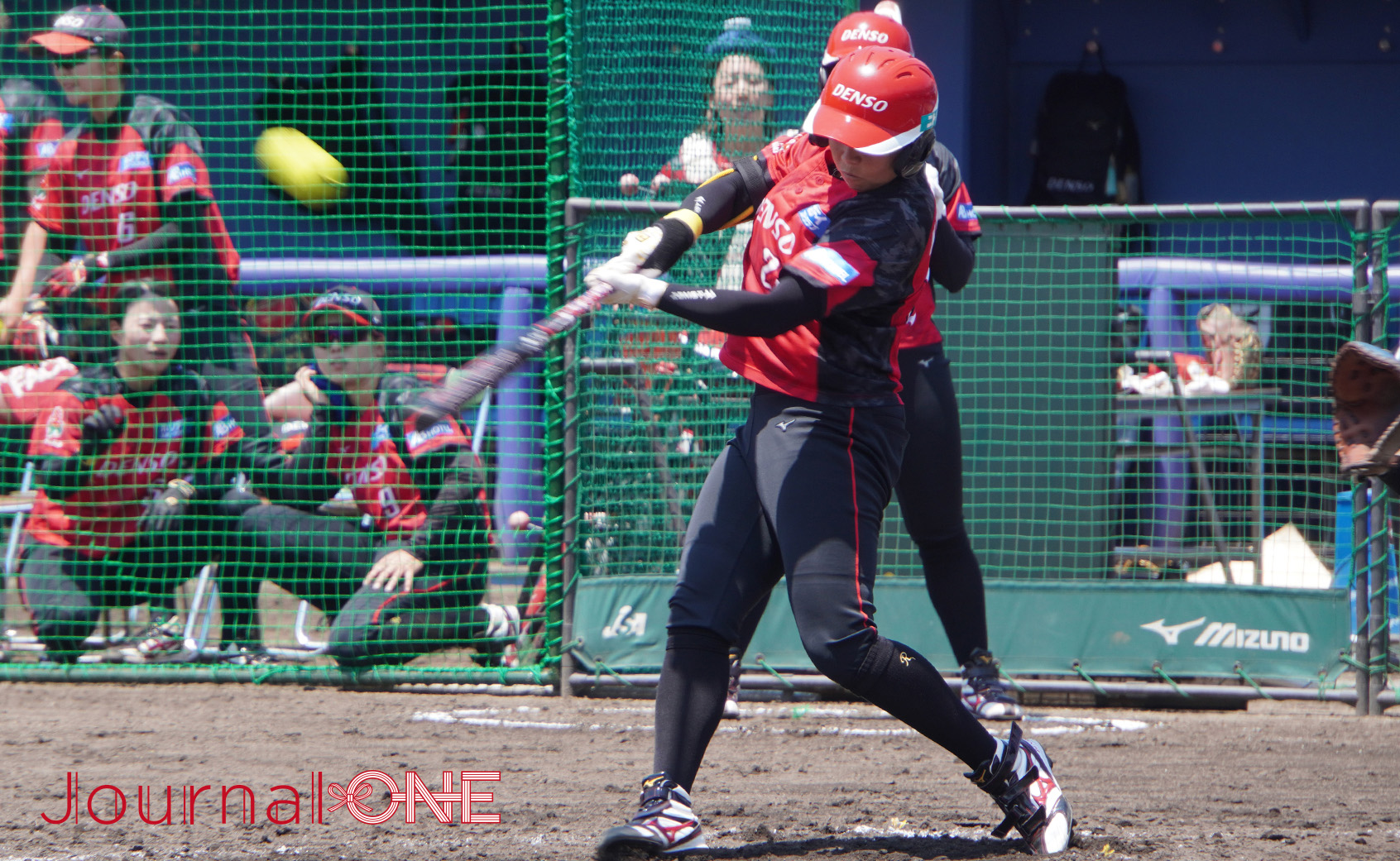 女子ソフトボール JDリーグ交流戦 本塁打を放った釼持 祐衣選手（デンソーブライトペガサス）-Journal-ONE撮影