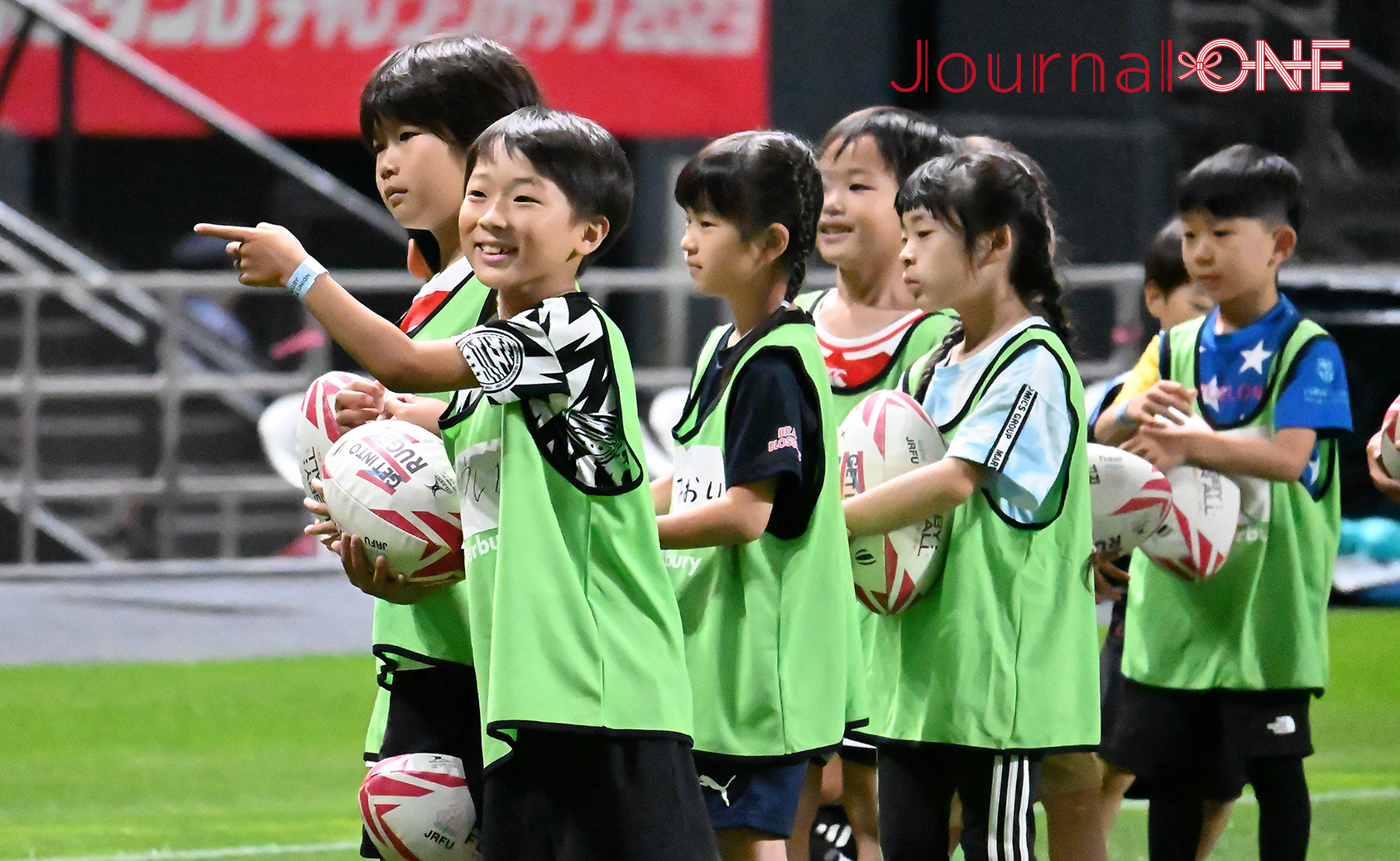 リポビタンD2023| JAPAN vs サモア| 試合前のフィールドで笑顔を見せるちびっ子ラガーマン達-Journal-ONE撮影