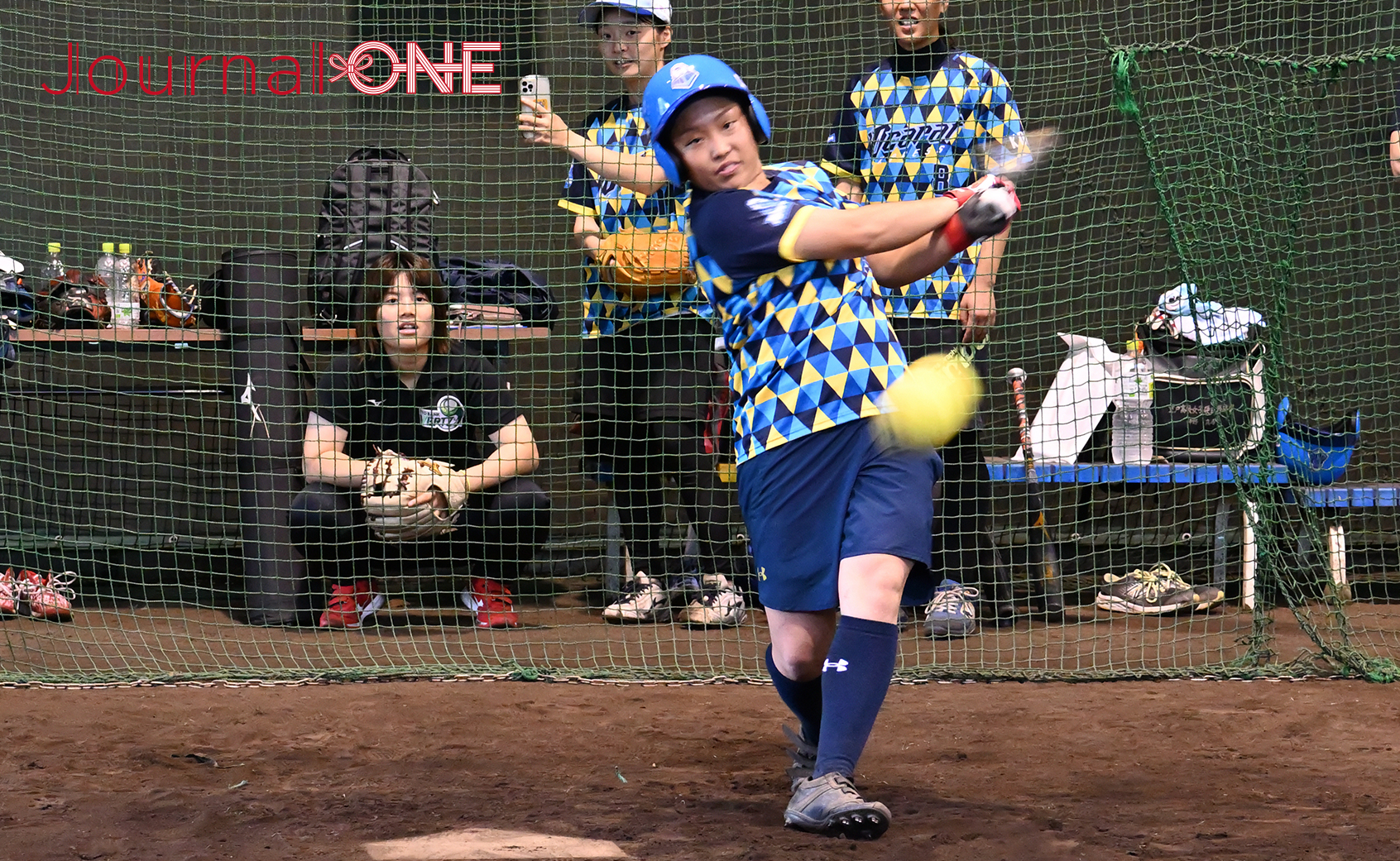 【四国を元気に!】女子ソフト・伊予銀行VERTZとの交流でソフトボールを打つ、高知の女子硬式野球・テンカラット エクスプレスの北村 奈緒外野手-Journal-ONE撮影