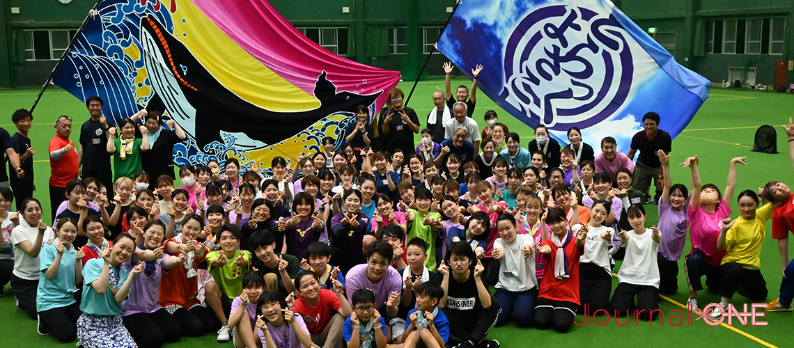 【四国を元気に!】高知・よさこい祭りで演舞を披露する "とらっくよさこい(ちふれ)" の皆さんと練習で交流する女子ソフト・伊予銀行VERTZの黒木美紀投手、齋藤明日香選手、瀧川愛海選手-Journal-ONE撮影