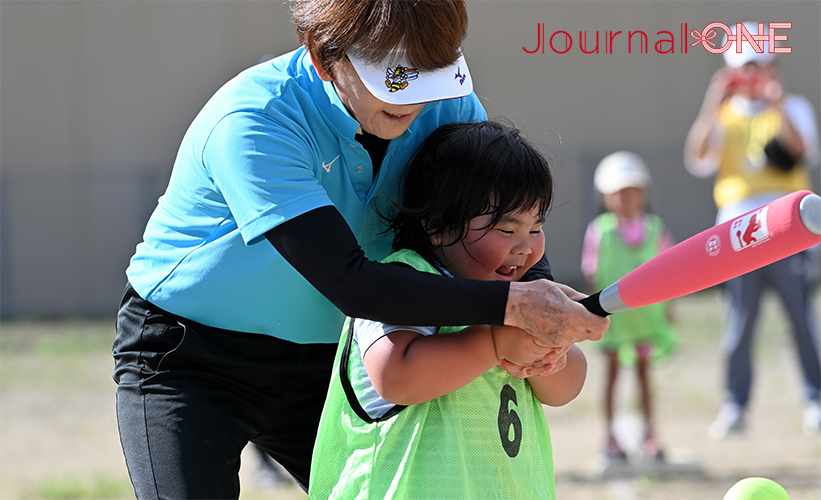 女子ソフトボール 元日本代表監督の宇津木妙子さんが訪れた岐阜県飛騨市神岡町でAOSBALL（あそボール）を楽しむ地元の子どもたち-Journal-ONE撮影