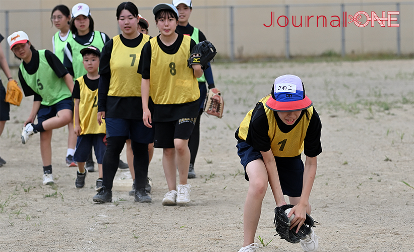 女子ソフトボール 元日本代表監督の宇津木妙子さんが訪れた岐阜県飛騨市神岡町でマラソンソフトボールと連射ノックに参加する地元の皆さん-Journal-ONE撮影