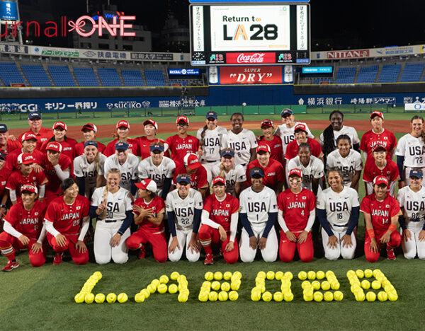 日米対抗ソフトボール2023 横浜スタジアムで行われた第3戦 試合集合後に集合してLos Angelesオリンピックでの競技復活を願う日本代表、アメリカ代表の選手たち -Journal-ONE撮影