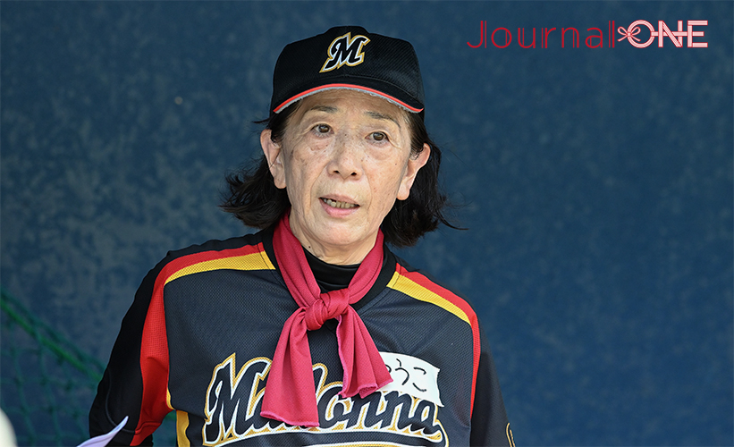 女子ソフトボール 元日本代表監督の宇津木妙子さんが訪れた岐阜県飛騨市神岡町でマラソンソフトボールを運営する73歳の優子さん-Journal-ONE撮影