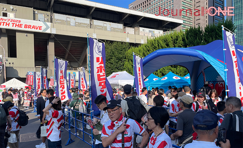 リポビタンD2023| JAPAN vs フィジー | ラグビーワールドカップ2023前の最後の国内強化試合に試合開始前から集まったファンで賑わう秩父宮ラグビー場-Journal-ONE撮影