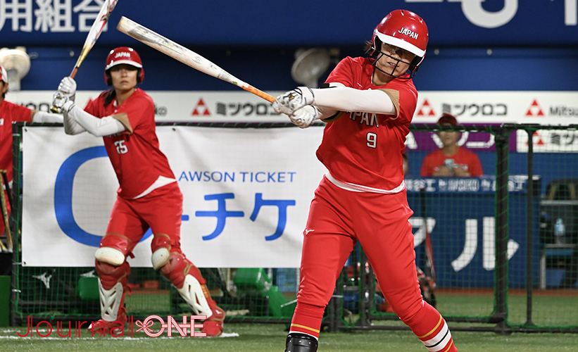 日米対抗ソフトボール2023 横浜スタジアムで行われた第3戦で進塁打を放つ日本代表の中川彩音選手（SGHホールディングスギャラクシースターズ） -Journal-ONE撮影