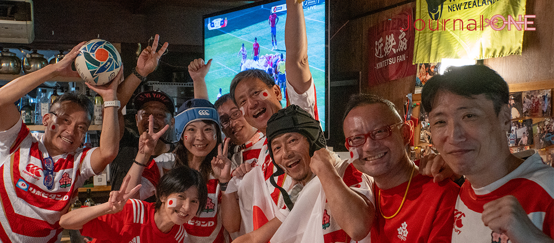 ラグビーワールドカップ2023フランス大会| 日本代表vsチリ代表の一戦をライブ観戦するイベントが開催された大阪市北浜の居酒屋 ラグビー部マーラーでリードした前半戦を終えて歓喜する皆さん-Journal-ONE撮影