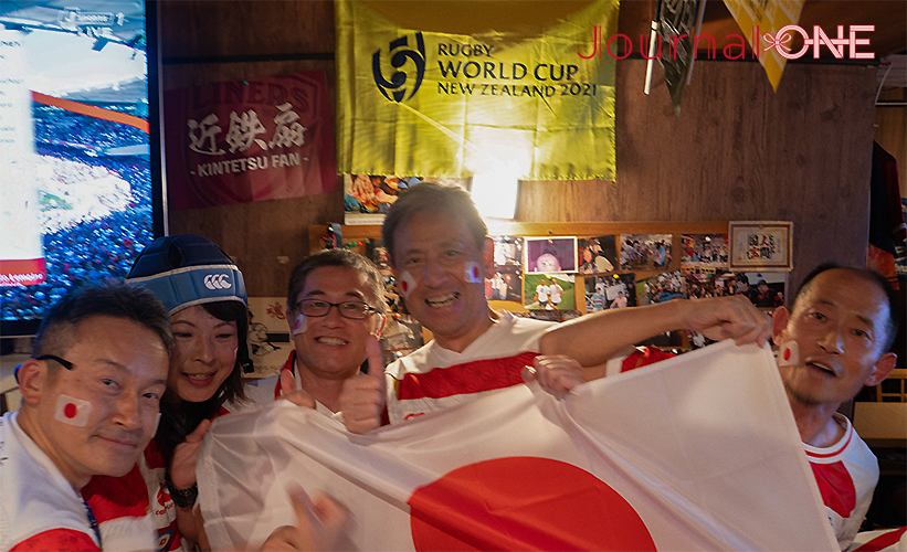 ラグビーワールドカップ2023フランス大会| 日本代表vsチリ代表の一戦をライブ観戦するイベントが開催された大阪市北浜の居酒屋 ラグビー部マーラーの常連・スキーサークルの仲間たち-Journal-ONE撮影