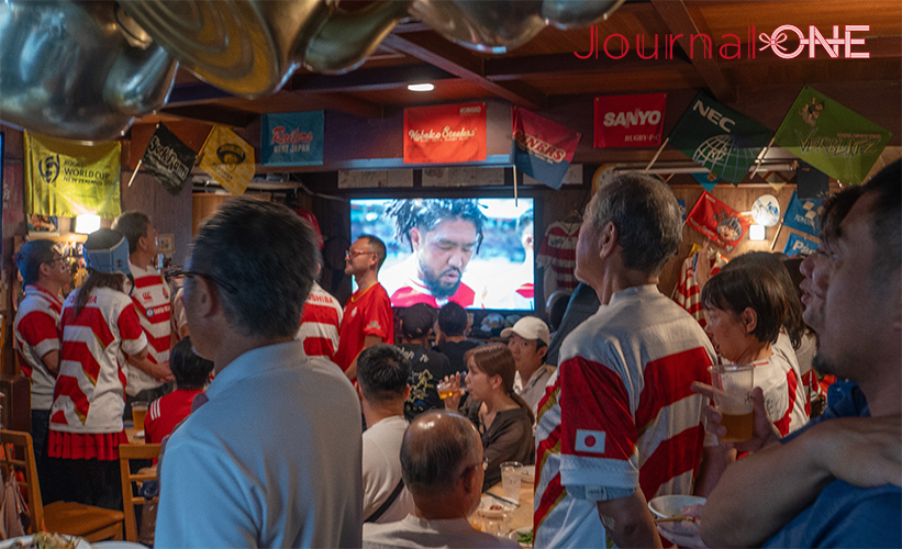 ラグビーワールドカップ2023フランス大会| 日本代表vsチリ代表の一戦をライブ観戦するイベントが開催された大阪市北浜の居酒屋 ラグビー部マーラーで国家斉唱に臨む皆さん-Journal-ONE撮影
