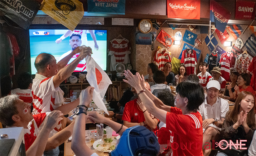 ラグビーワールドカップ2023フランス大会| 日本代表vsチリ代表の一戦をライブ観戦するイベントが開催された大阪市北浜の居酒屋 ラグビー部マーラーで同点トライに歓喜する皆さん-Journal-ONE撮影
