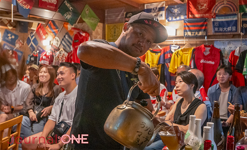 ラグビーワールドカップ2023フランス大会| 日本代表vsチリ代表の一戦をライブ観戦するイベントが開催された大阪市北浜の居酒屋 ラグビー部マーラーでは名物・魔法のやかんビールからビールを注いで飲む-Journal-ONE撮影