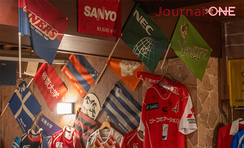 ラグビーワールドカップ2023フランス大会| 日本代表vsチリ代表の一戦をライブ観戦するイベントが開催された大阪市北浜の居酒屋 ラグビー部マーラーの店内に飾られたラグビーファン垂涎のレアグッズ-Journal-ONE撮影