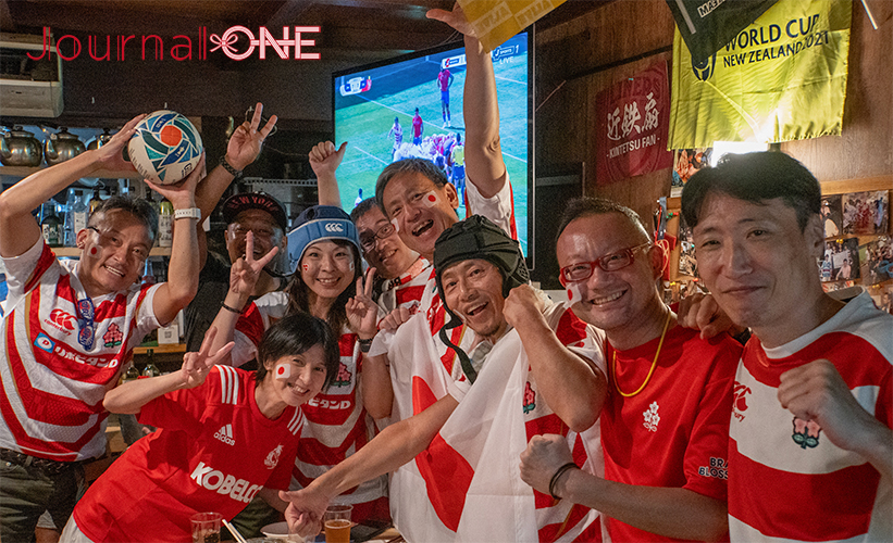ラグビーワールドカップ2023フランス大会| 日本代表vsチリ代表の一戦をライブ観戦するイベントが開催された大阪市北浜の居酒屋 ラグビー部マーラーでリードした前半戦を終えて歓喜する皆さん-Journal-ONE撮影