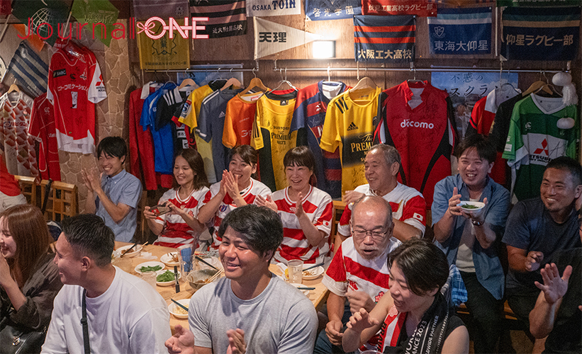 ラグビーワールドカップ2023フランス大会| 日本代表vsチリ代表の一戦をライブ観戦するイベントが開催された大阪市北浜の居酒屋 ラグビー部マーラーで終盤の膠着状態に固唾を飲んで画面を見つめる皆さん-Journal-ONE撮影
