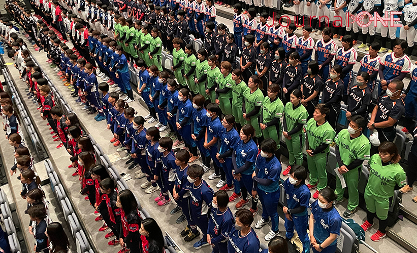 ソフトボール 全日本総合選手権| 佐賀県白石町で行われた開会式に参加する32チームの選手たち-Journal-ONE撮影