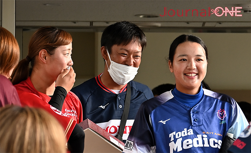 ソフトボール 全日本総合選手権| 佐賀県白石町で行われた開会式に参加する笑顔の選手たち-Journal-ONE撮影