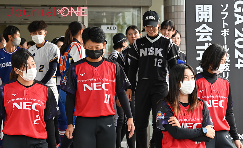 ソフトボール 全日本総合選手権| 佐賀県白石町で行われた開会式に参加するJDリーグ NECプラットフォームズと日本精工の選手たち-Journal-ONE撮影