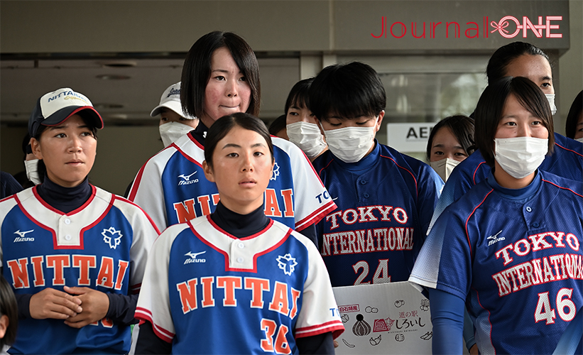 ソフトボール 全日本総合選手権| 佐賀県白石町で行われた開会式に参加する緊張感に溢れた日本体育大学、東京国際大学の選手たち-Journal-ONE撮影