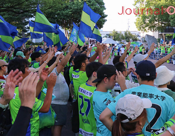 レモンガススタジアムでベルマーレの選手たちが乗ったバスをチャントと声援で出迎える湘南サポーターたち -Journal-ONE撮影