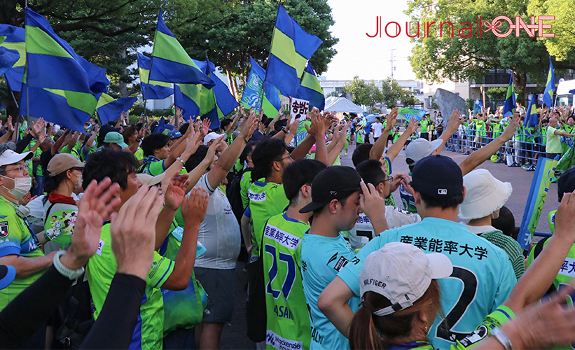 レモンガススタジアムでベルマーレの選手たちが乗ったバスをチャントと声援で出迎える湘南サポーターたち -Journal-ONE撮影