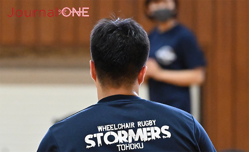 車いすラグビー| TOHOKU STORMERSの練習取材 橋本勝也選手のTシャツにプリントされたストーマーズのロゴ-Journal-ONE撮影