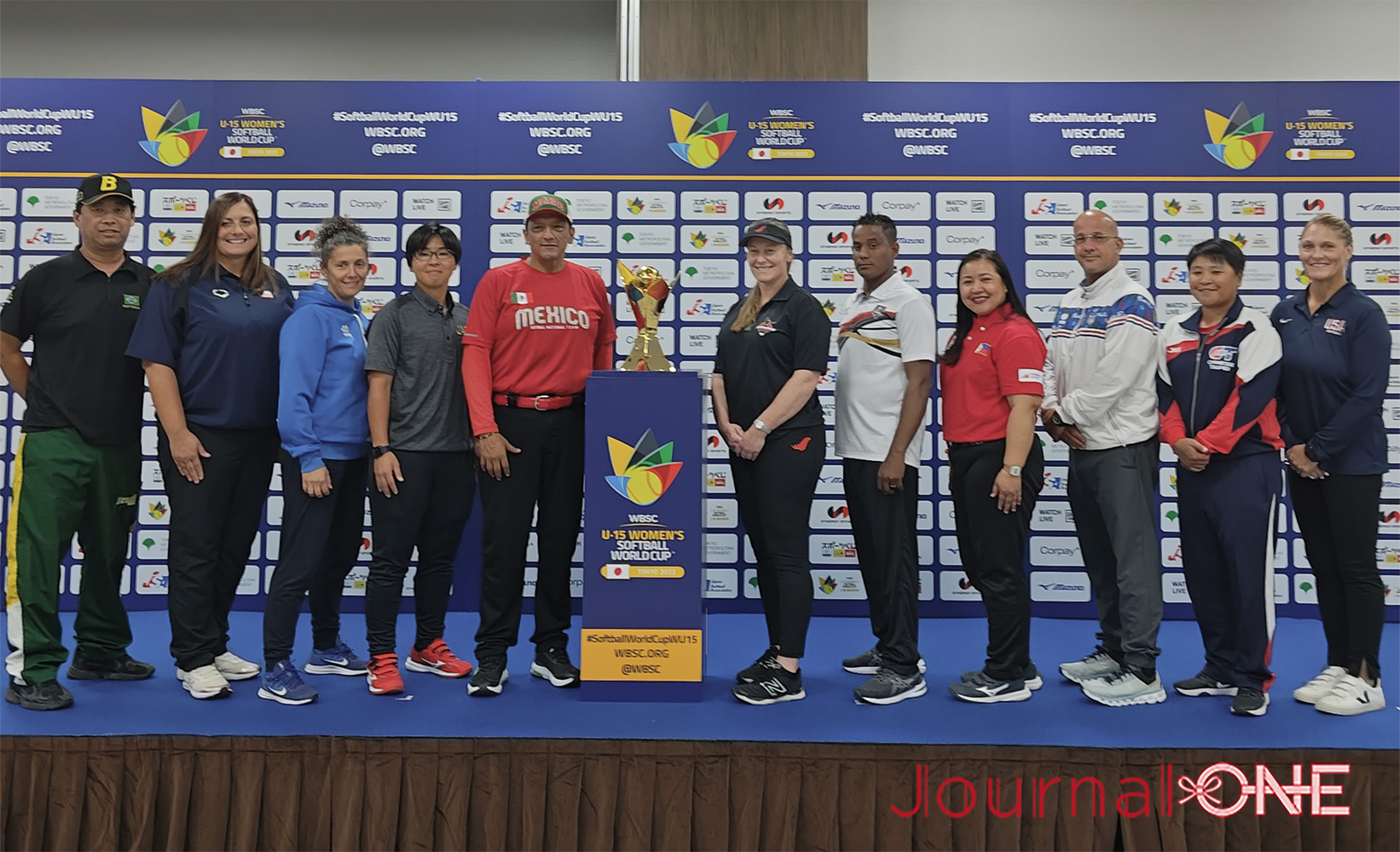 女子ソフトボールU15ワールドカップ| 記者会見に参加した11カ国のヘッドコーチはトロフィーを中央に笑顔の会見-Journal-ONE撮影