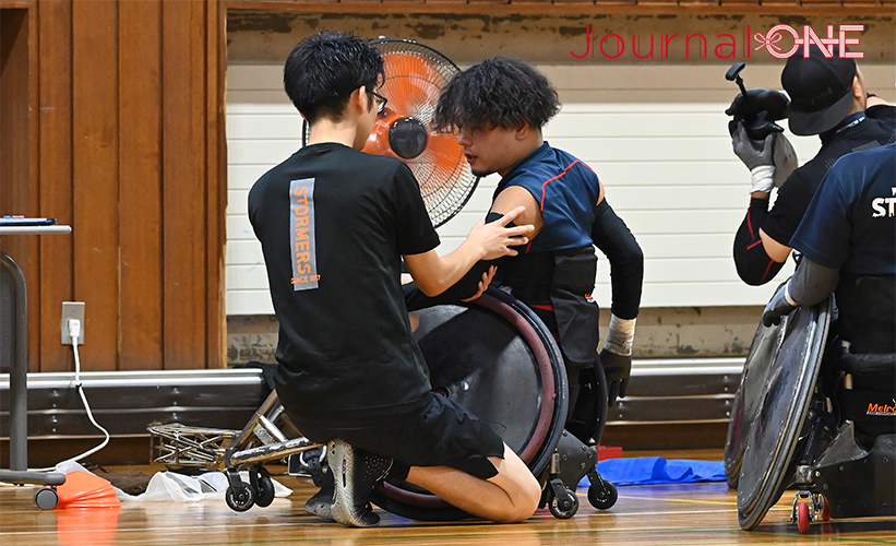 車いすラグビー| TOHOKU STORMERSの練習取材 貴重なローポインターの関卓也選手は肩痛の影響で那須野さんにマッサージを受けながらの練習-Journal-ONE撮影