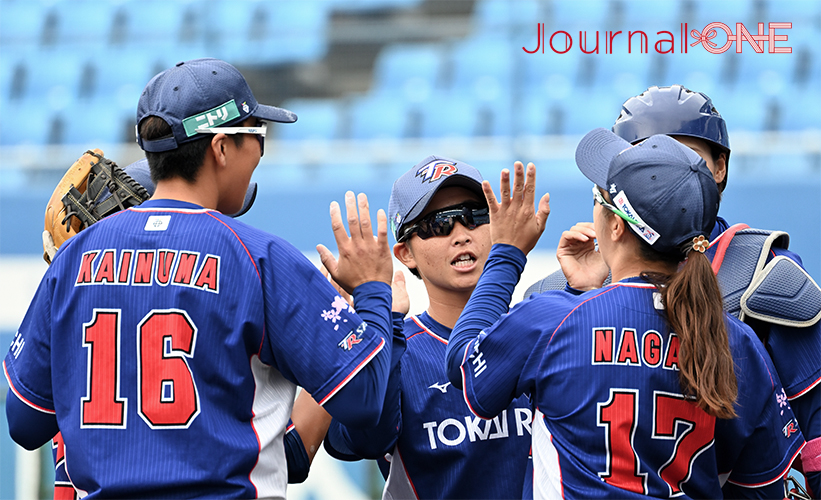 ソフトボールJDリーグ| 松山ラウンドで試合を楽しむ東海理化チェリーブロッサムズの選手たち-Journal-ONE撮影