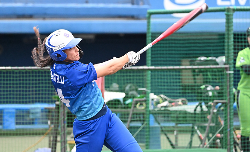 ソフトボールJDリーグ| 第12節松山ラウンドの伊予銀行戦で決勝のツーランホームランを放つSGホールディングスギャラクシースターズのイタリア代表主・Erika PIANCASTELL（エリカ・ピアンカステリ）選手-Journal-ONE撮影