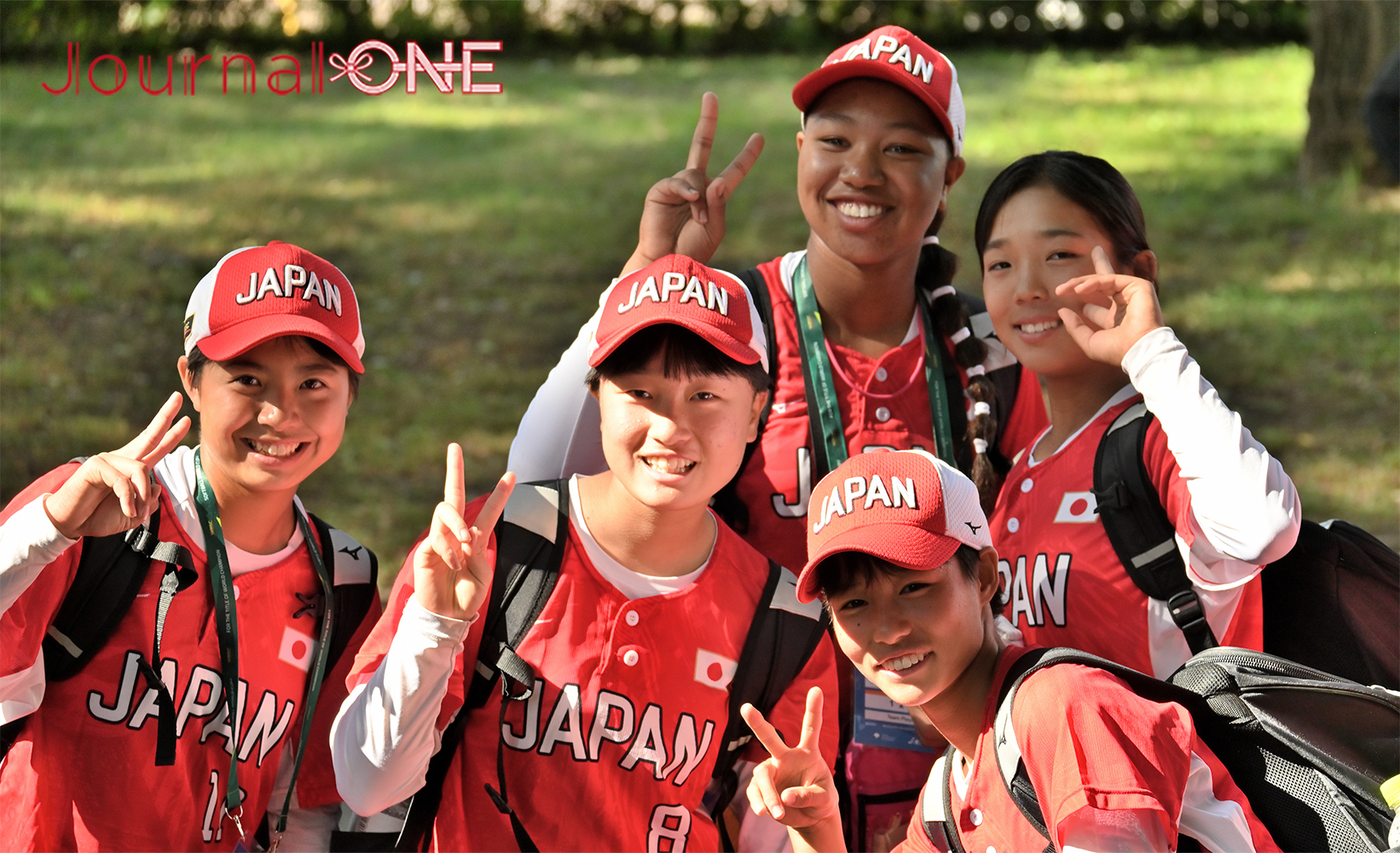 女子ソフトボールU15ワールドカップ| 開会式前にカメラに笑顔を見せる日本代表の選手たち-Journal-ONE撮影