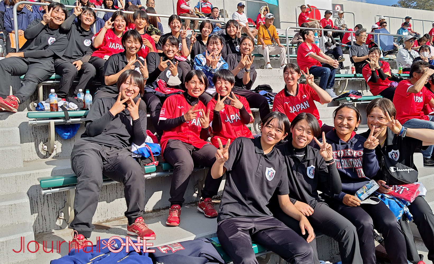 女子ソフトボールU15ワールドカップ| 日本対台湾予選リーグを観戦する未来の日本代表を目指す東京国際大学ソフトボール部の皆さん-Journal-ONE撮影