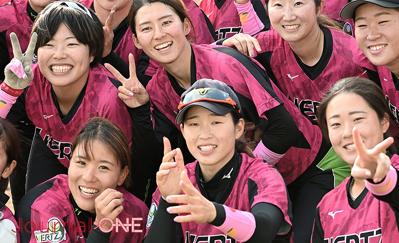 ソフトボールJDリーグ| 地元・松山ラウンドで伊予銀行ヴェールズはピンクリボン運動の一環としてピンクのユニフォームを着用-Journal-ONE撮影