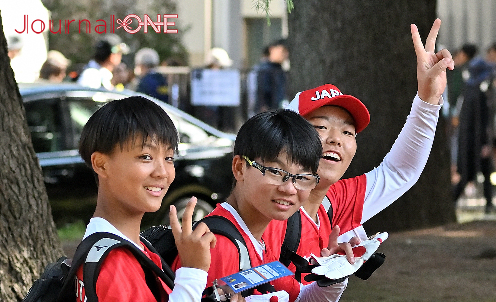 女子ソフトボールU15ワールドカップ| 開会式前にカメラに笑顔を見せる日本代表の選手たち-Journal-ONE撮影