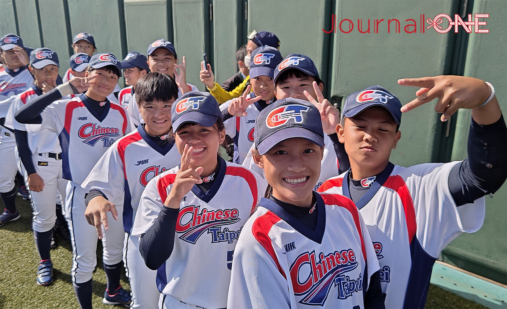 女子ソフトボールU15ワールドカップ| 開会式前にカメラに笑顔を見せる台湾代表の選手たち-Journal-ONE撮影