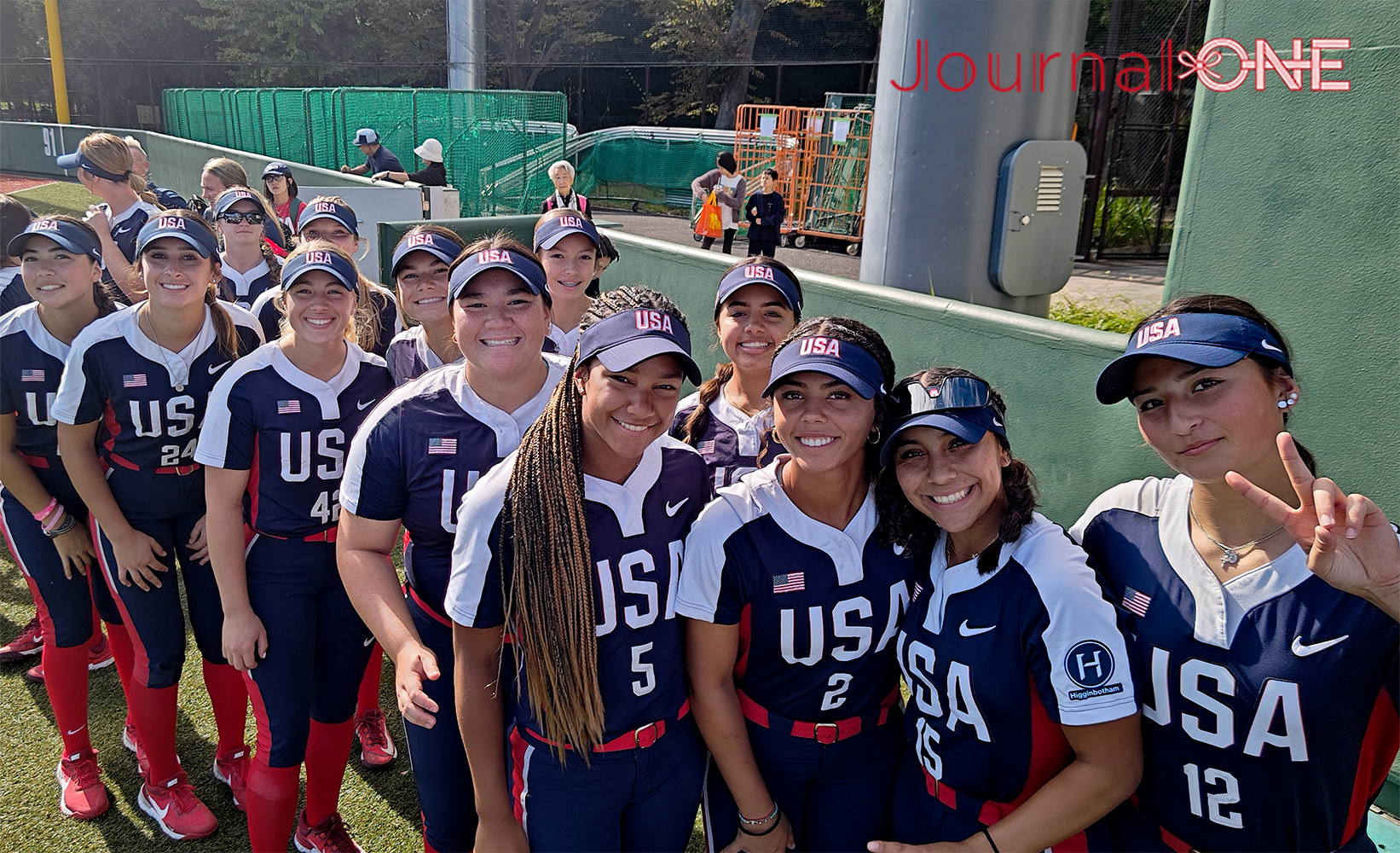 女子ソフトボールU15ワールドカップ| 開会式前にカメラに笑顔を見せるアメリカ代表の選手たち-Journal-ONE撮影