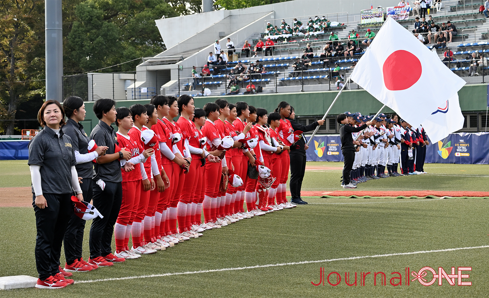 女子ソフトボールU15ワールドカップ| 台湾代表戦を前に国歌を斉唱するU15日本代表-Journal-ONE撮影