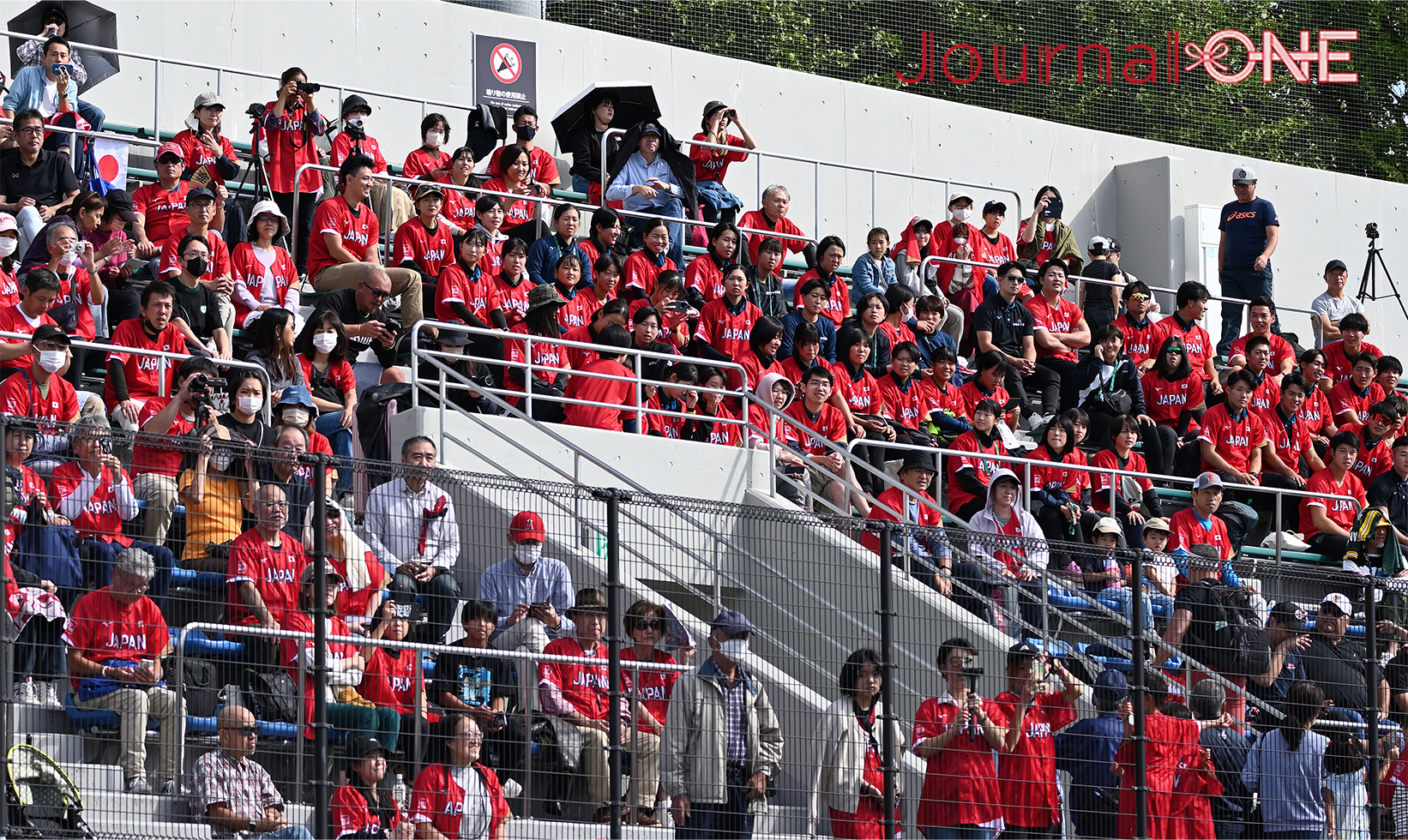 女子ソフトボールU15ワールドカップ| 日本対台湾予選リーグに詰めかけたJAPANユニフォームを着用したファンたち-Journal-ONE撮影