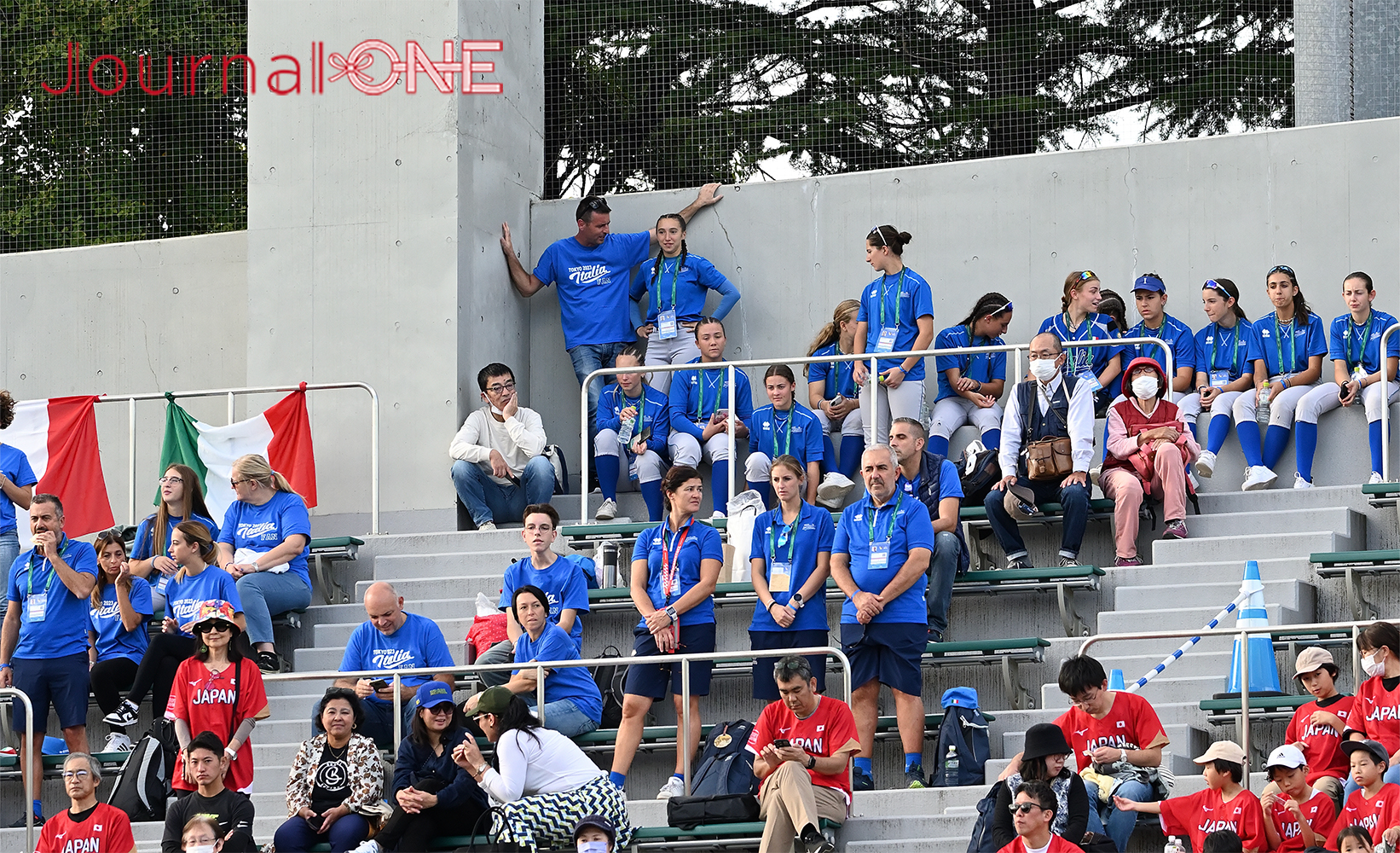 女子ソフトボールU15ワールドカップ| 開会式前に登場したイタリア代表の選手たちを応援するファン-Journal-ONE撮影