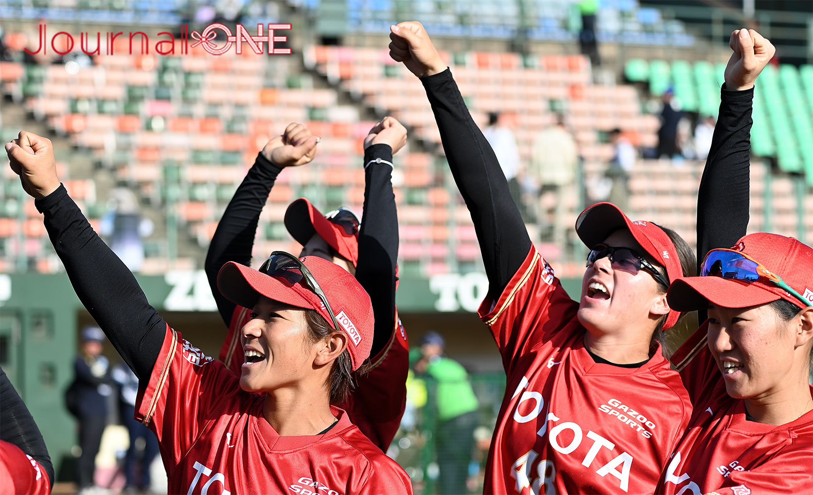 女子ソフト JDリーグ|試合後にスタンドに向かい笑顔で挨拶するトヨタレッドテリアーズの選手たち-Journal-ONE撮影