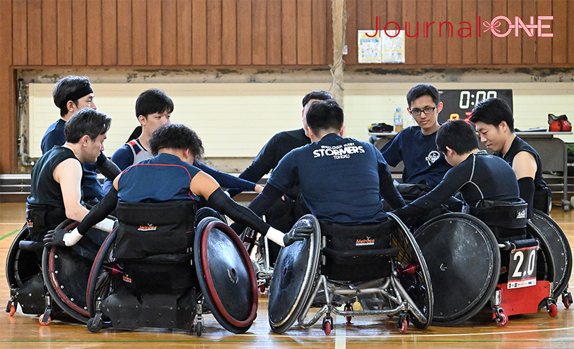 車いすラグビー| TOHOKU STORMERSの練習取材 日本選手権優勝に向け円陣を組むストーマーズの選手たち-Journal-ONE撮影