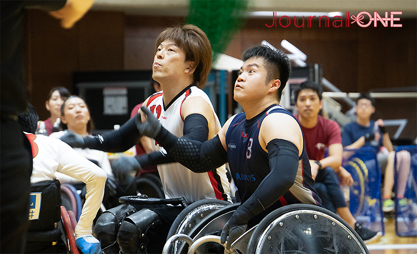 車いすラグビー 日本選手権予選の東京大会でボールを奪い合う橋本勝也選手（TOHOKU STORMERS）と峰島靖選手（AXE）-Journal-ONE撮影