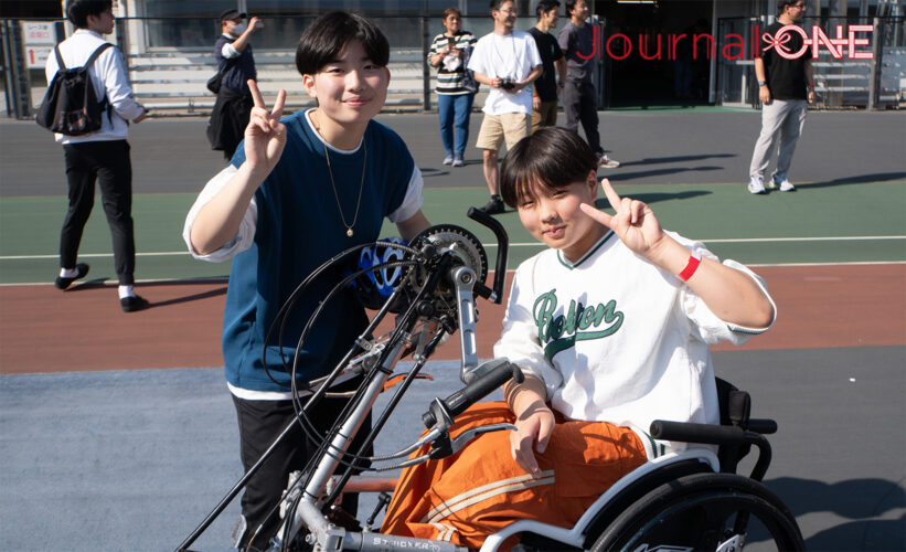千葉県松戸市でハンドサイクル試乗会| 松戸第一中学校からボランティアで参加した中3女子たちも競輪場での試乗会で笑顔の記念撮影-Journal-ONE撮影