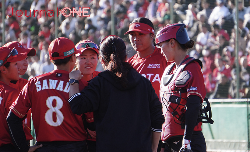 女子ソフト JDリーグ| ダイヤモンドシリーズ決勝 トヨタレッドテリアーズvsビックカメラ高崎ビークイーン 一打同点のピンチにメーガン投手の周りに集まる切石結女捕手らトヨタの選手たち-Journal-ONE撮影